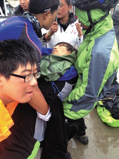 川藏線驢友騎車(chē)被落石擊中身亡(圖)   