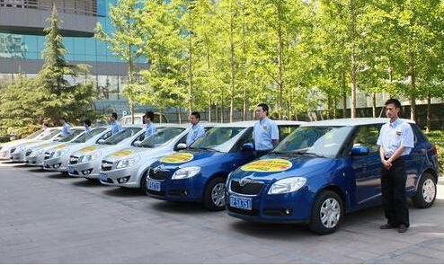 成都臨時(shí)租車、旅游租車到豪景租車